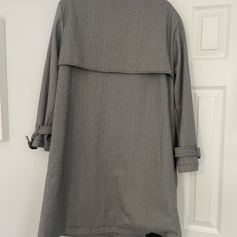 Coat in beautiful gray and black soft, warm fabric. Size Medium - Picture 7 of 8